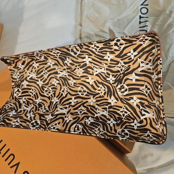 Louis Vuitton OntheGo Jungle - Picture 3 of 15